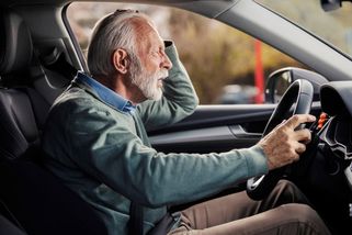 Mnoho seniorů může brzy přijít o svůj řidičský průkaz. Stačí, když nesplníte dvě základní podmínky - Médium.cz